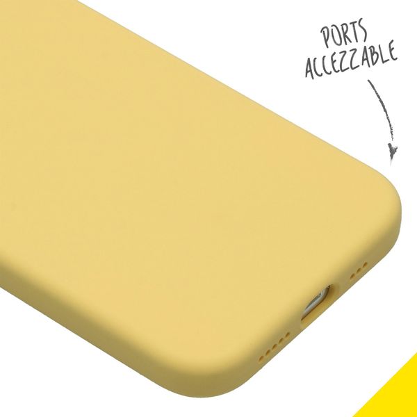 Accezz Liquid Silicone Backcover iPhone 12 (Pro) - Geel