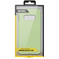 Accezz Liquid Silicone Backcover Samsung Galaxy S10e - Groen