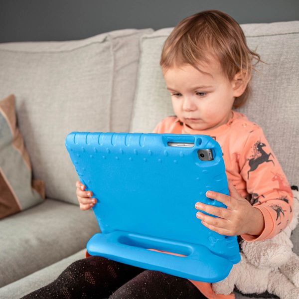 iMoshion Kidsproof Backcover met handvat iPad Air (2022 / 2020) - Blauw