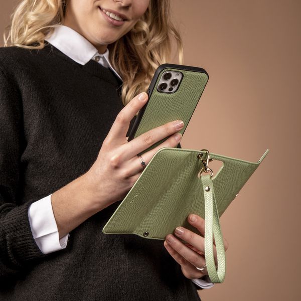 Selencia Tierra Uitneembare Slang Clutch iPhone 11 - Groen