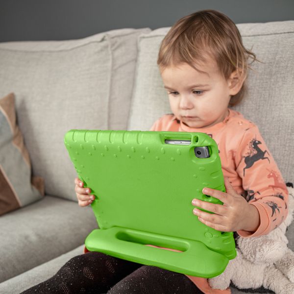 iMoshion Kidsproof Backcover met handvat iPad Air (2022 / 2020) - Groen